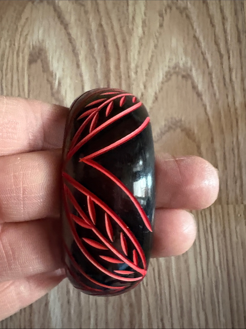 VINTAGE BAKELITE BLACK AND RED CARVED 7.5' BANGLE BRACELET - Picture 5 of 9